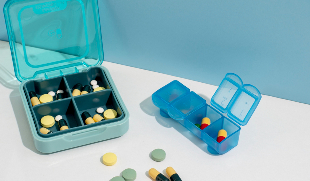 İlaçların bulunduğu eczane rafı